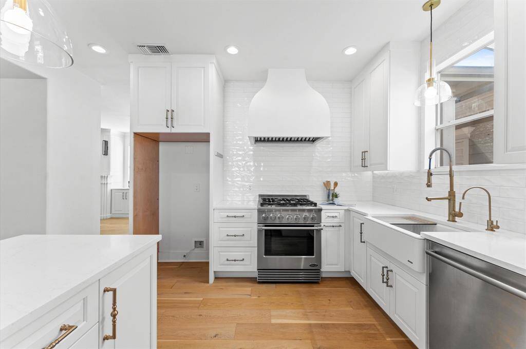 Classic meets contemporary in this farmhouse-style Kraus sink with an integrated cutting board and champagne gold faucet. Cooking and cleanup just got a whole lot easier.