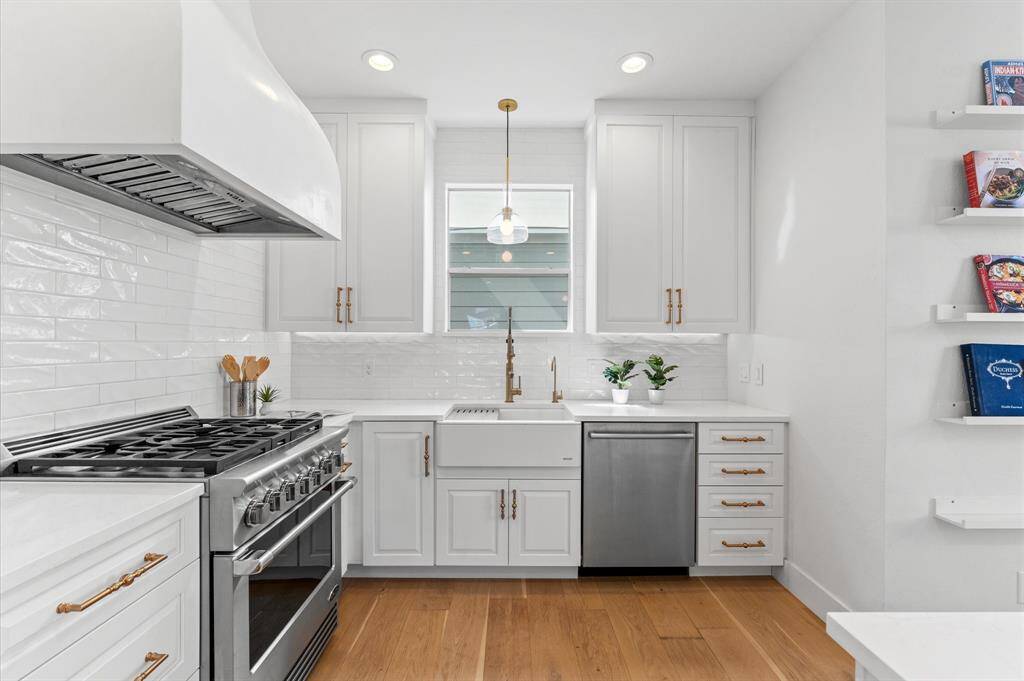 Every home cook’s dream. A pro-grade DCS gas range, custom plaster hood, and gorgeous natural light. Who’s hosting dinner?