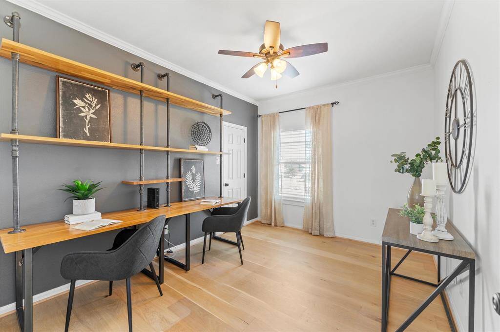 The ultimate flex space. A built-in co-working desk and walk-in closet make this room perfect for work, guests, or a creative retreat.
