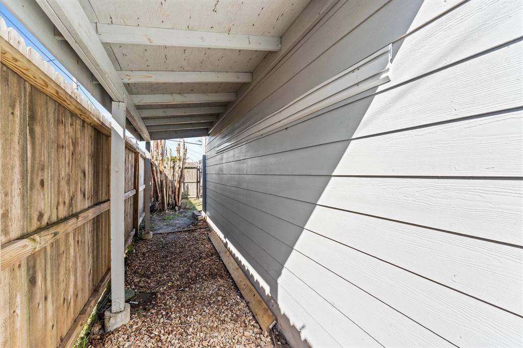 Perfect for green thumbs and DIYers. This covered storage area doubles as a potting shed—keeping tools, bikes, and gardening gear neatly tucked away.