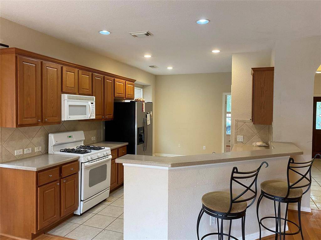 Spacious kitchen with eat-in area, large pantry and breakfast bar.