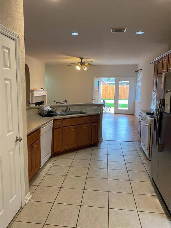 Spacious kitchen with eat-in area, large pantry and breakfast bar.