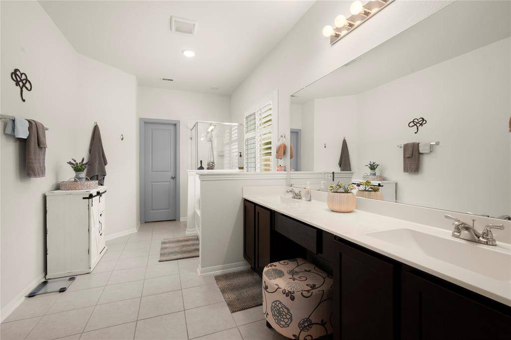 Large primary bath with double sinks and garden tub.