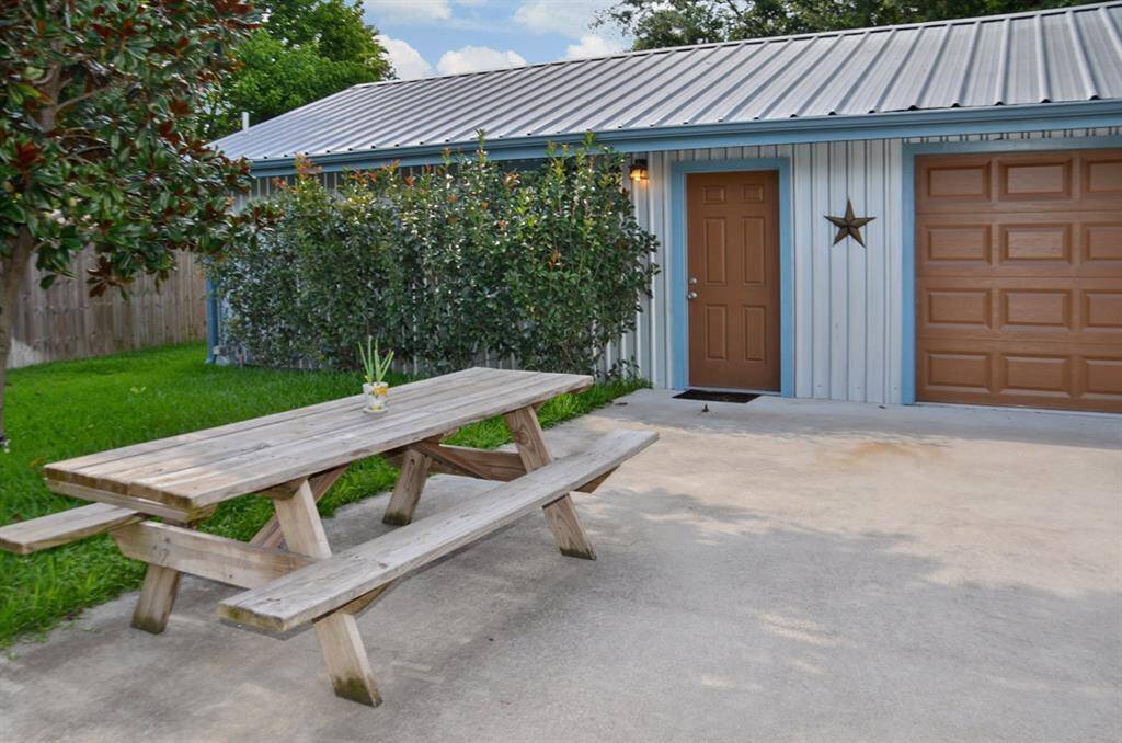 Studio space or could be used to work from home, equipped with all necessitates.