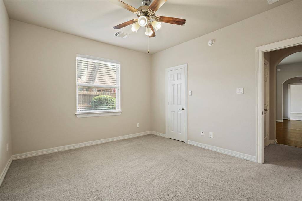 Secondary bedroom.