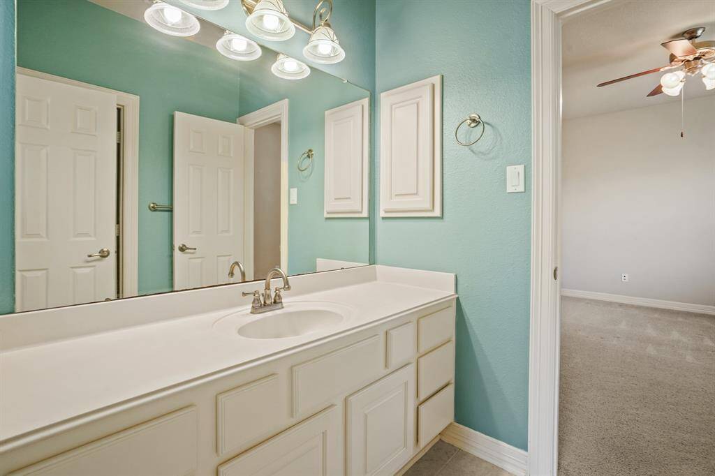Jack and Jill bathroom between the two secondary bedrooms.