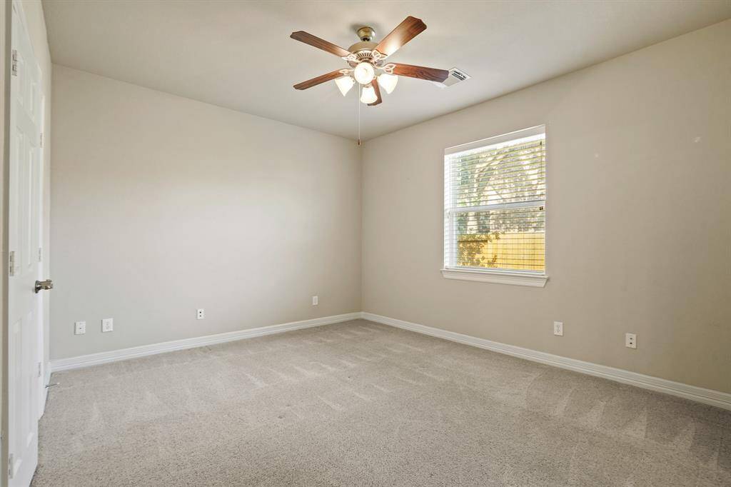 Secondary bedroom.