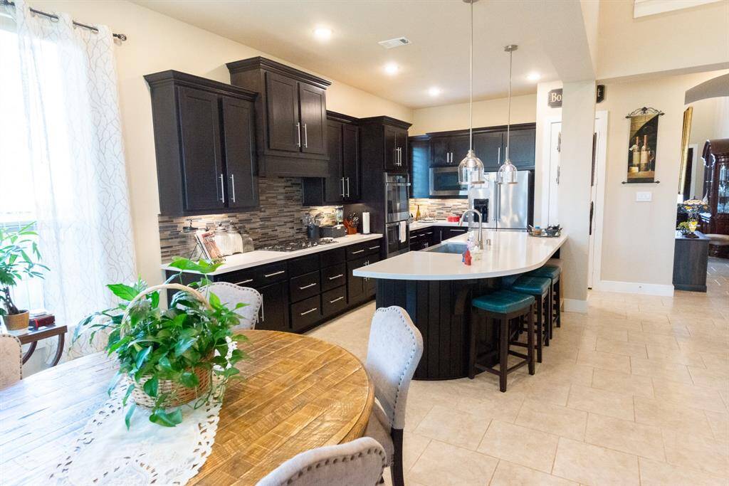 llarge serving space, seats 6 easily at breakfast bar