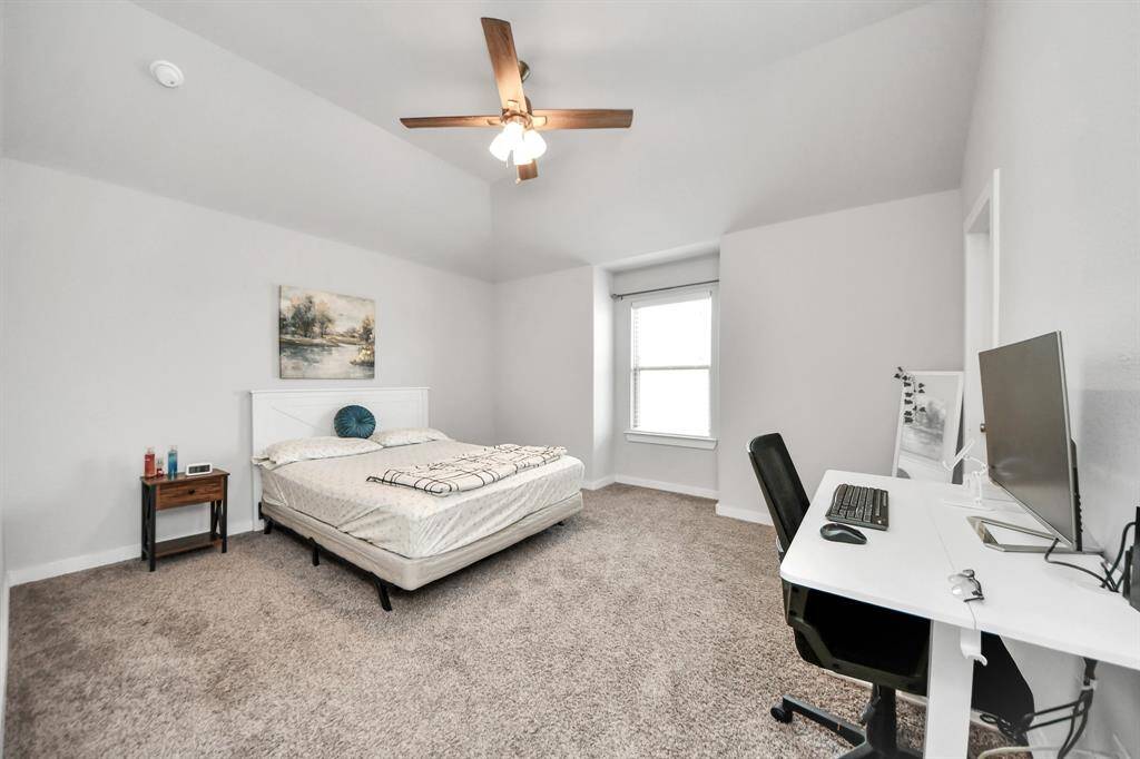 Large size bedroom 5 with lots of light