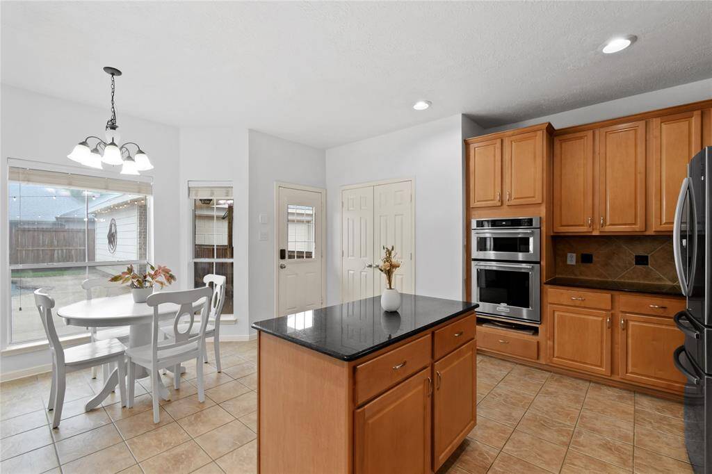 The casual breakfast area is perfect for everyday meals with your family.