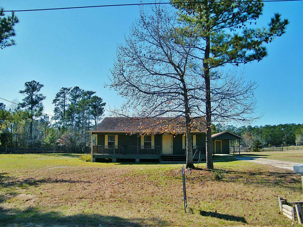 Wonderful country home sits on an acre of land just minutes from the city of Willis