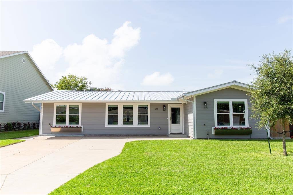 Inviting 3 bedroom 3 bath home that can be rented furnished or unfurnished. Walking distance or bike ride to Utmb and beach life.