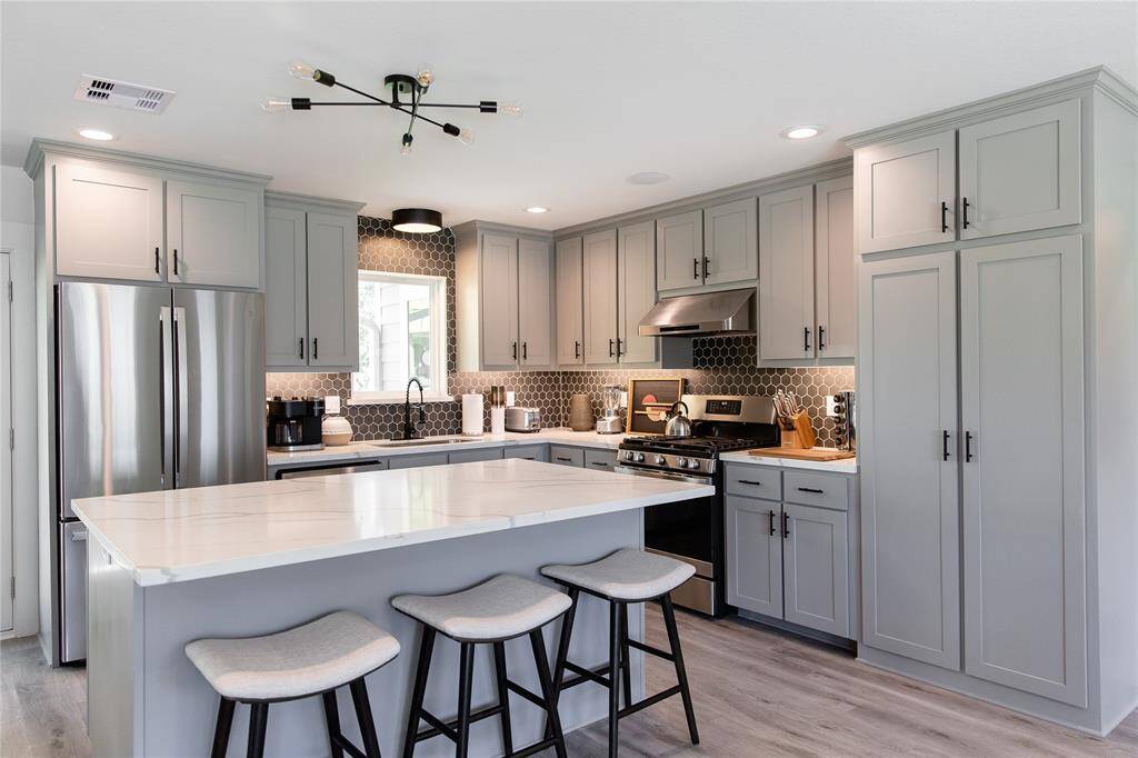 Breakfast bar to add to the additional seating.