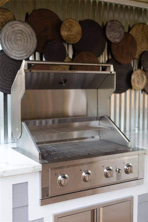 Outdoor cooking grill.