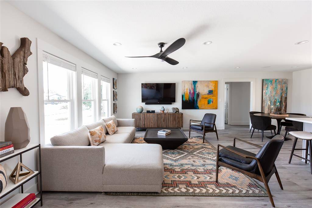 Tons of light in this living space.