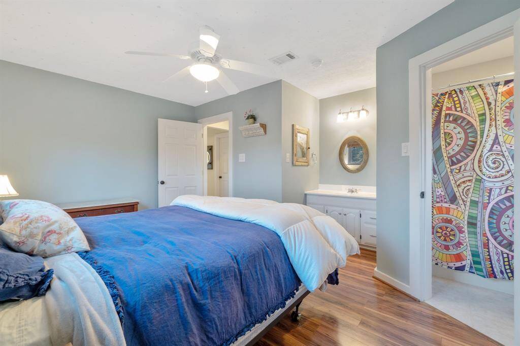 In room vanity with separate tub/shower combo for efficiency
