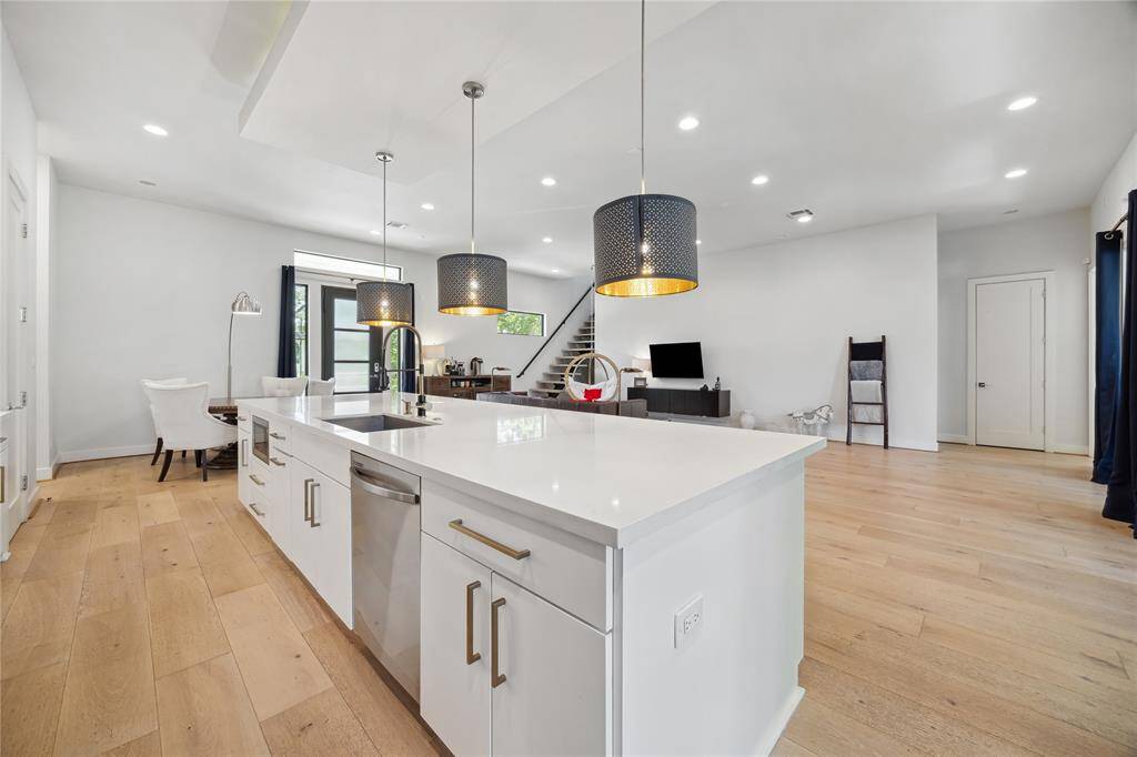 Adorned with a tasteful breakfast bar,the island seamlessly blendspracticality with style, making it theperfect place for quick meals orsocializing while cooking.