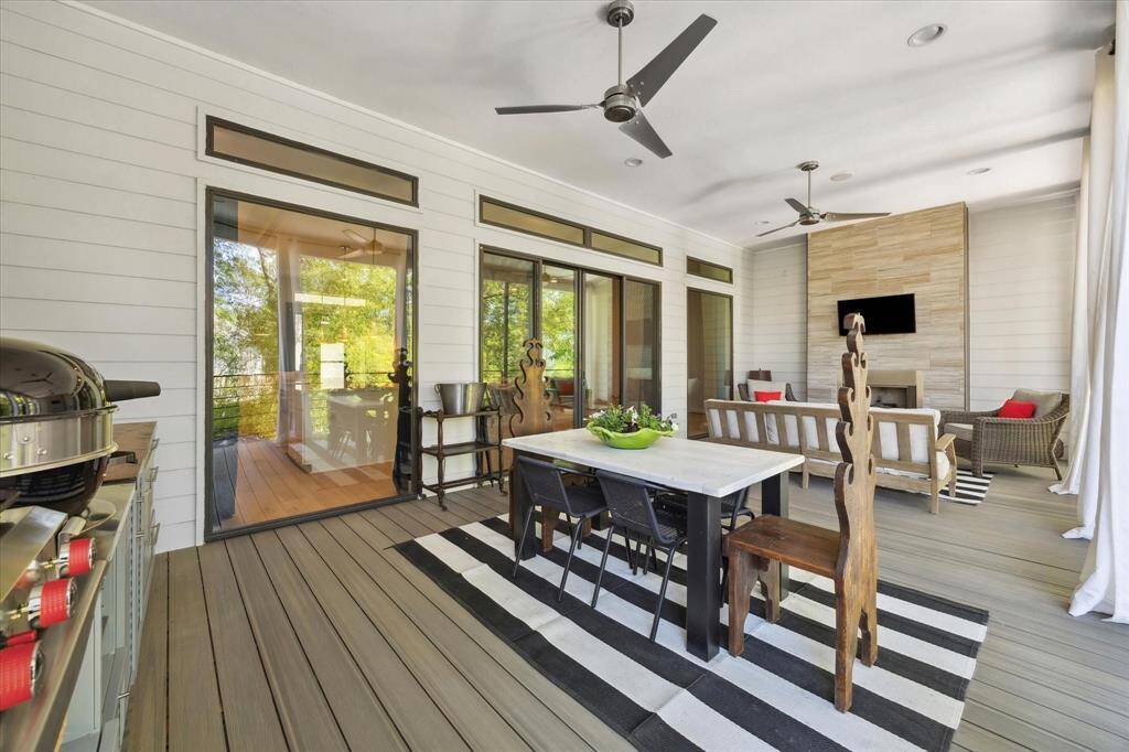 Surrounded by the beauty of theoutdoors, the large covered balconybecomes an extension of the home'sliving space.