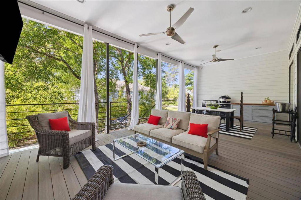 The large covered balcony is perfect forentertaining family and friends.