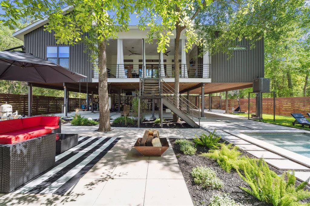 Come and see this spaciousbackyard!