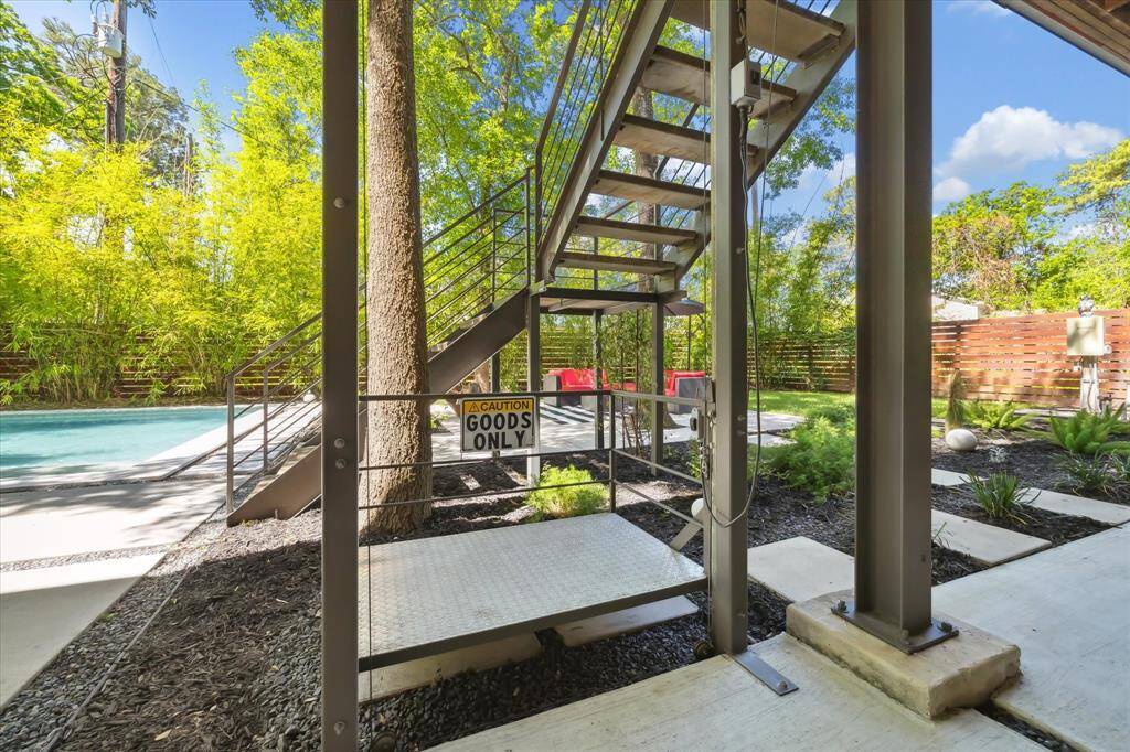 There is also an outdoor goods elevator. Perfect for taking groceries up to the kitchen.