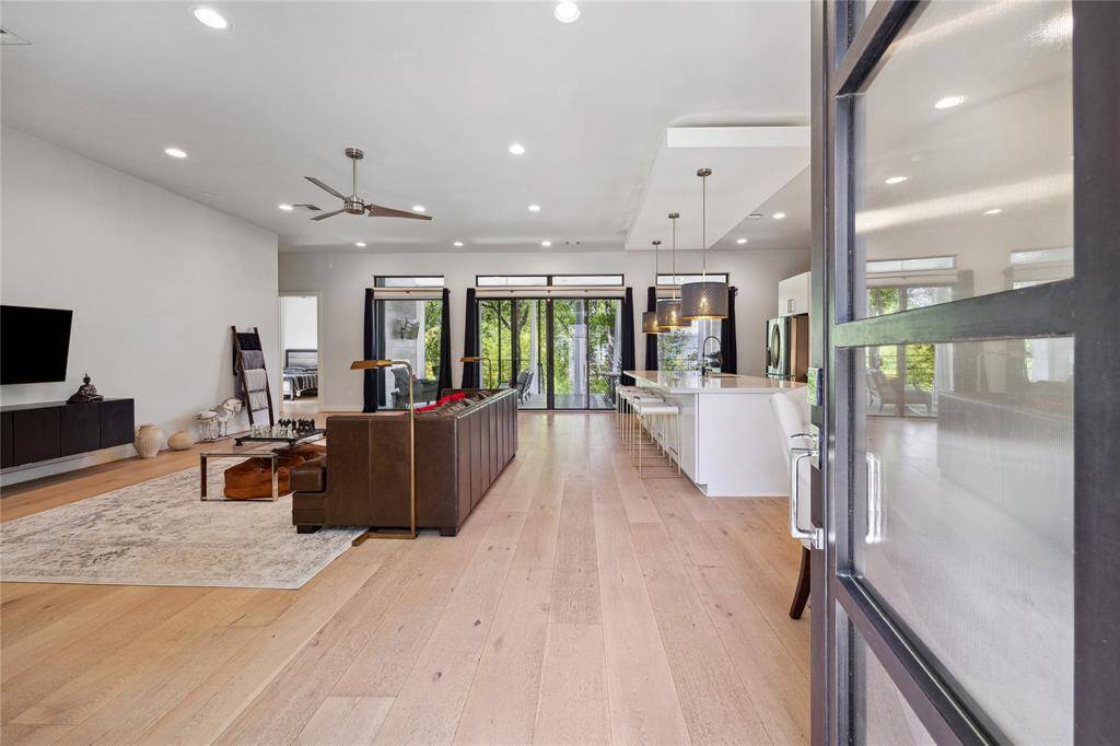 Step into luxury as youenter this home, where an expansiveand inviting living room sets the tonefor a grand living experience.