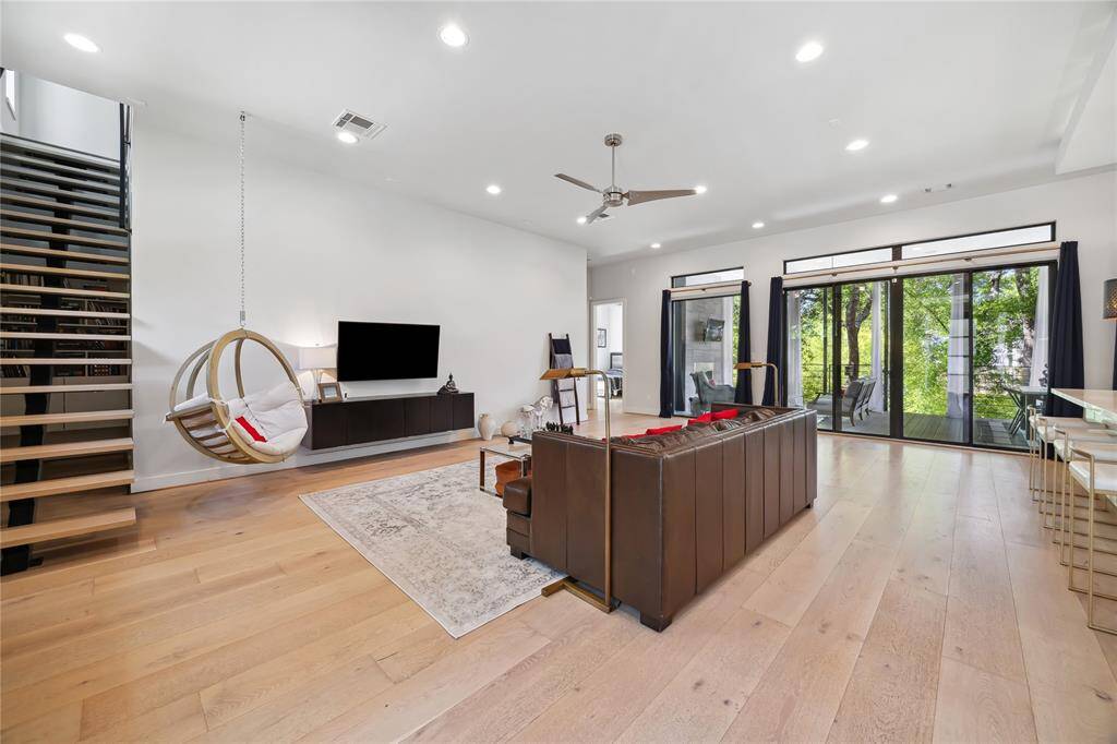 Abundant natural light poursthrough windows, creating a brightand inviting atmosphere.