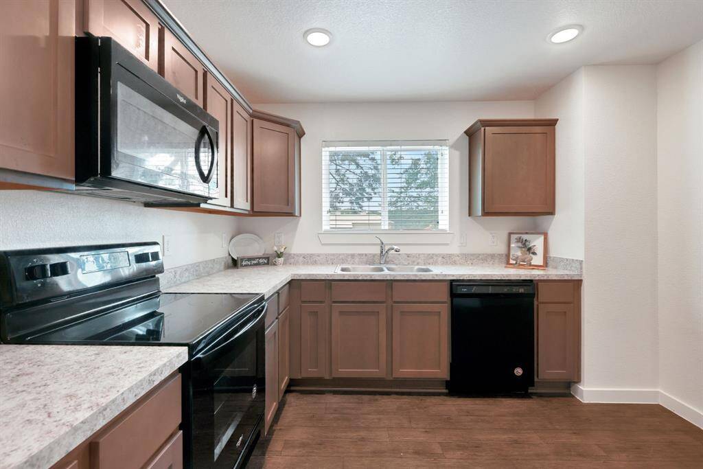 This is a model unit. The actual unit for sale has upgraded stainless appliances.