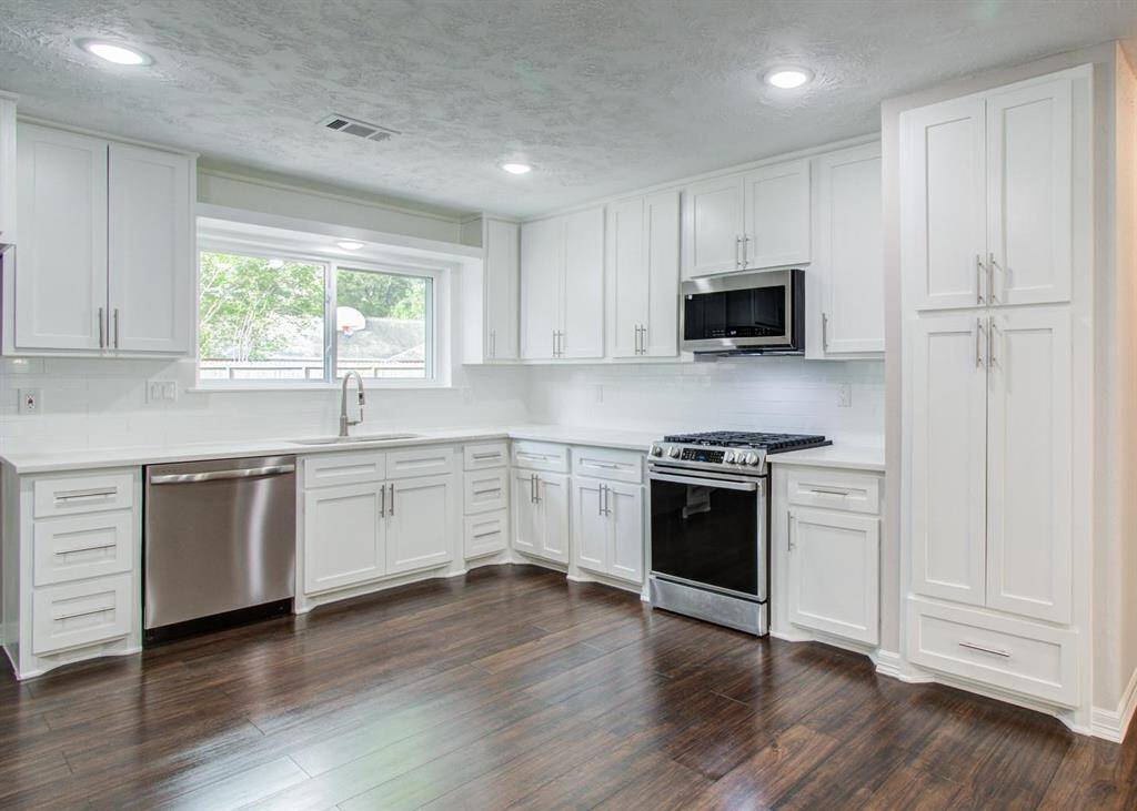 This 2,734 sq foot home on a 15,400 sq ft lot with attached 700+ sq foot Mother in Law suite has been recently renovated with new paint through out interior, new double pane windows, updated kitchen, updated master bath and 2nd bath.