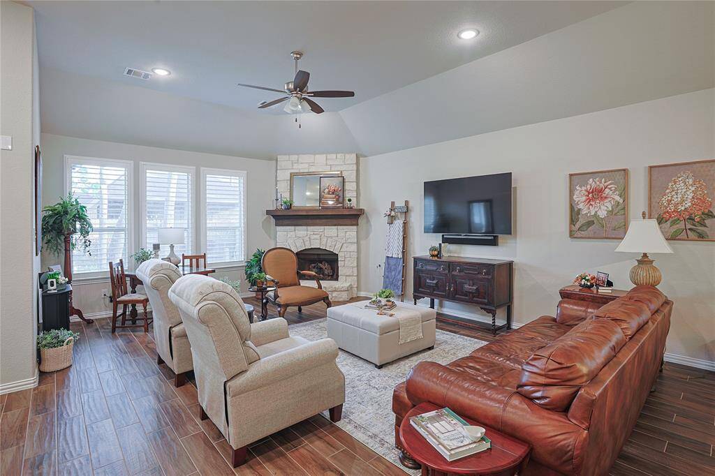 Corner fireplace with floor to ceiling Blanco Chopped stone surround