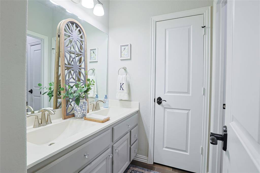 Dual sinks in one of the secondary bath