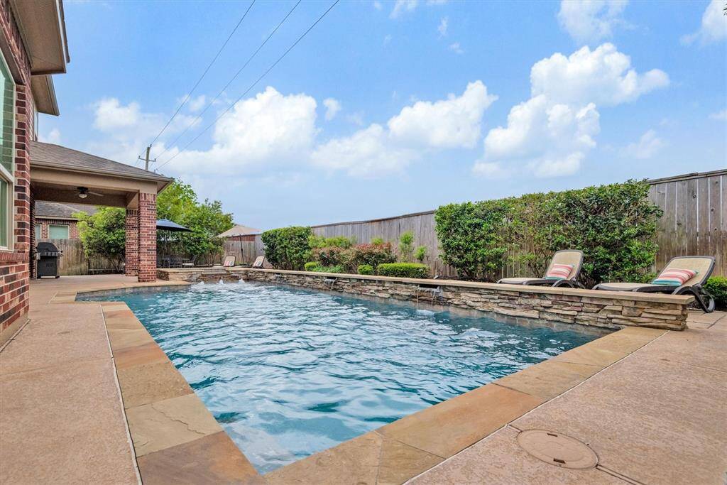 The home backs to greenspace- just peace and quiet and privacy.