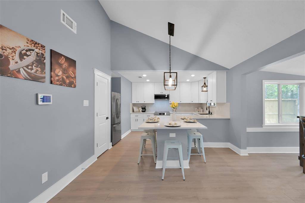 Open Plan kitchen to invite the whole family to sit at the island.