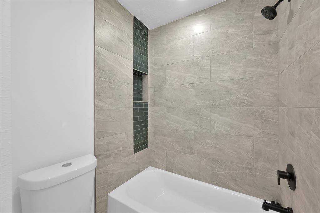 Bathroom. Tub and shower combo