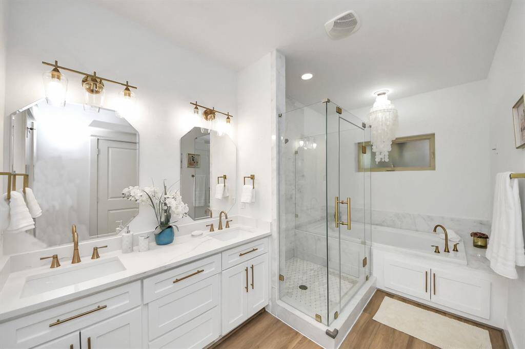 Primary bathroom (first floor)