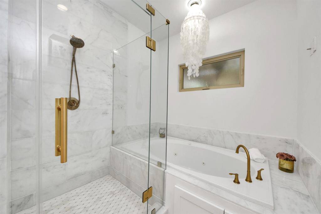 Primary bathroom (first floor)