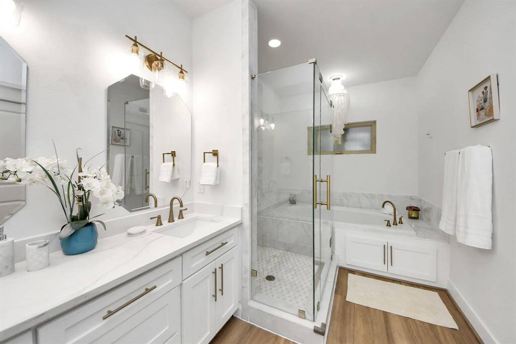 Primary bathroom (first floor)