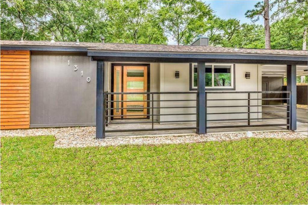 Centrally located in The Woodlands, this fabulous home is minutes away from major shopping centers and grocery stores.