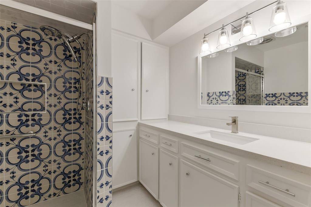 Full bathroom on 2nd floor