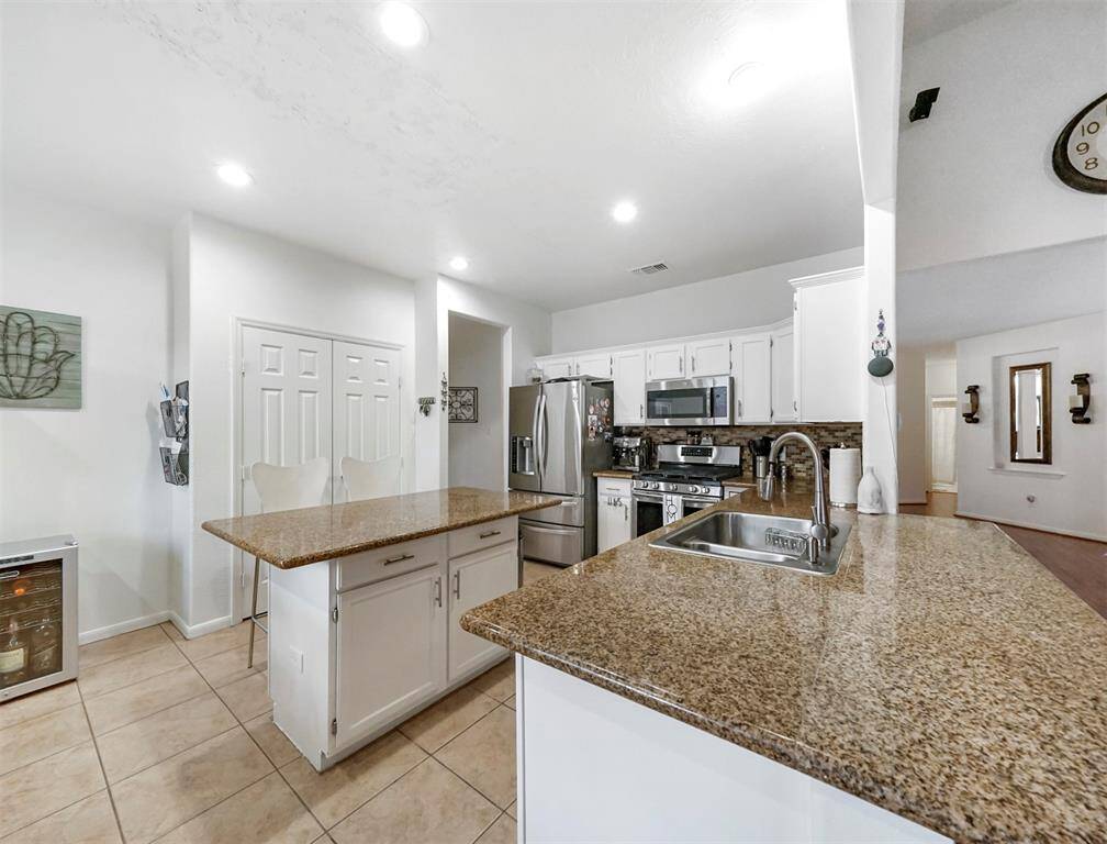 The large kitchen island is perfect for hosting parties and a great space for meal prepping.