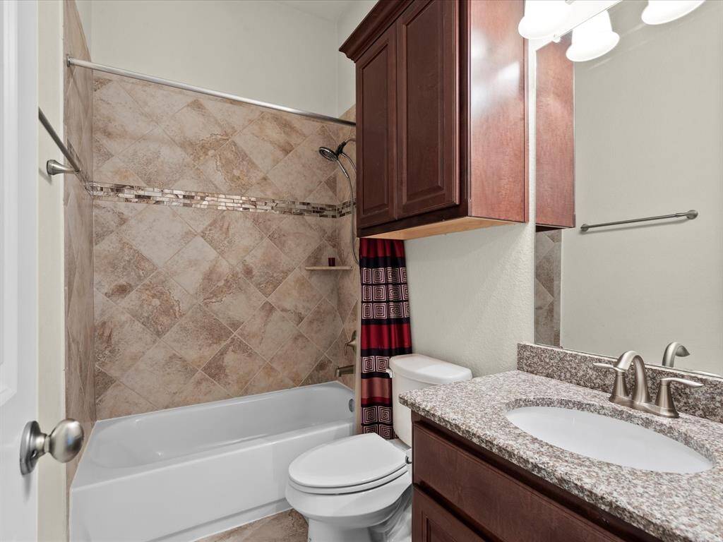 Private bath connected to bedroom 4