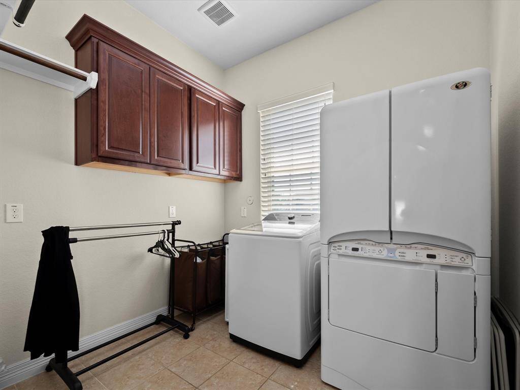 Utility room with built-ins