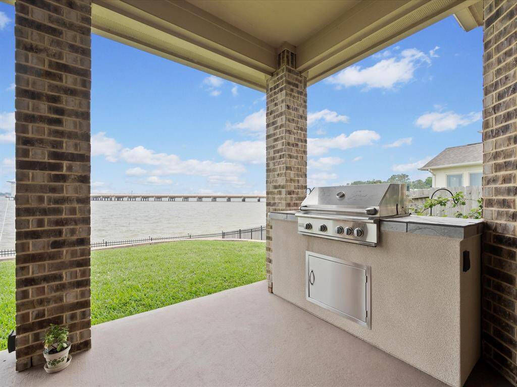Built-in outdoor kitchen