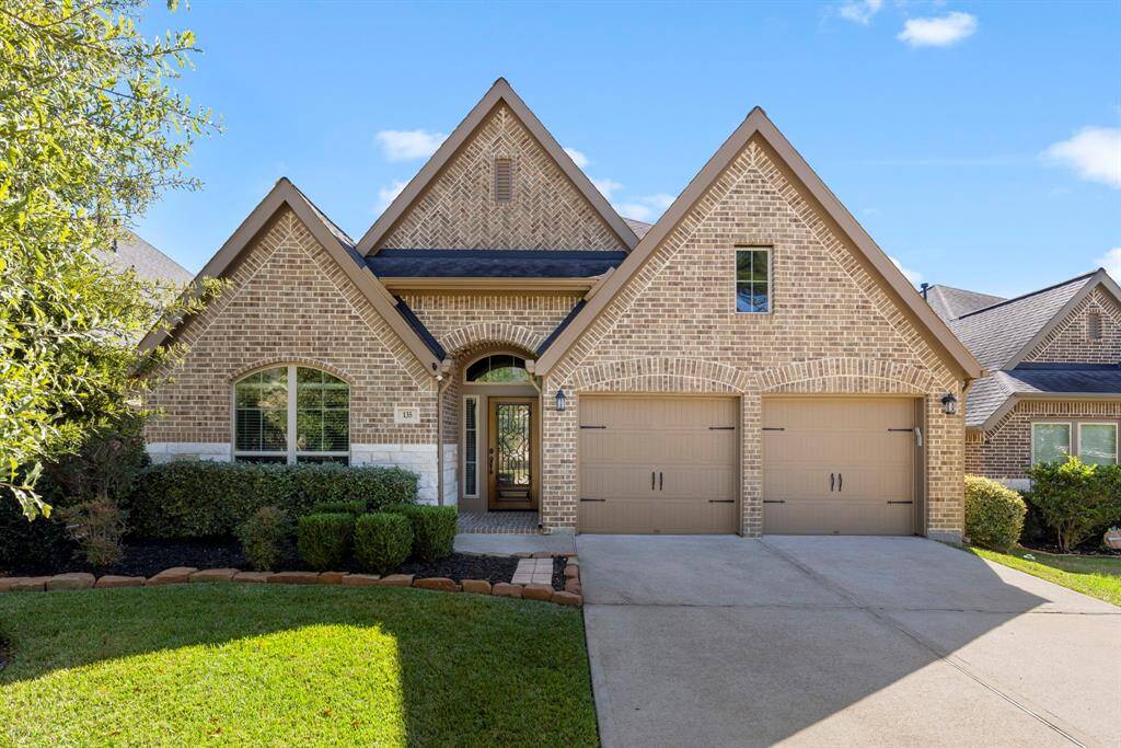 Welcome into 135 N Greatwood Glen Pl. in the community of Woodforest!