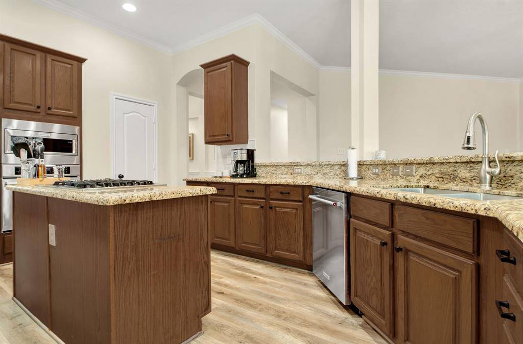 Island kitchen with gas cooktop