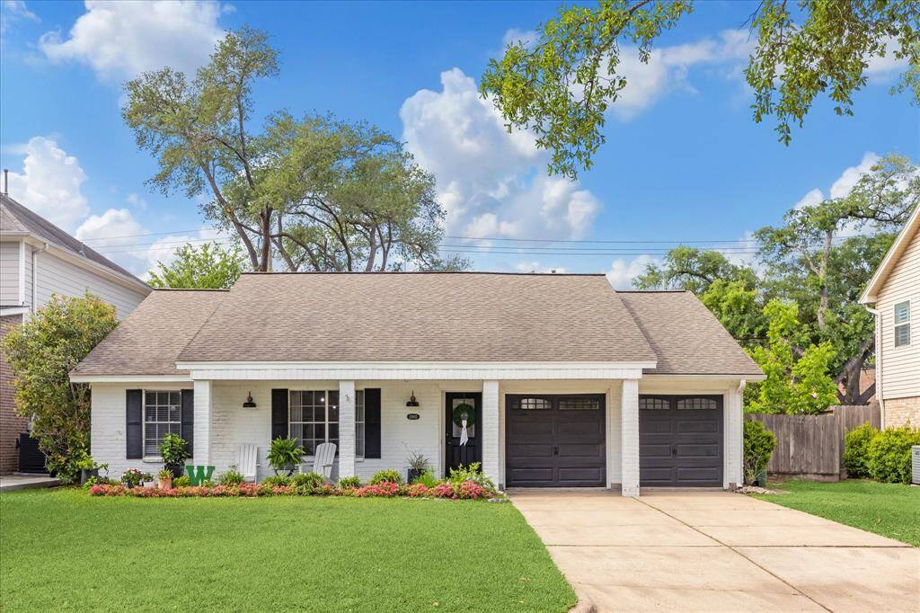 Welcome home to this charming gem, nestled in one of Memorial’s most coveted neighborhoods.