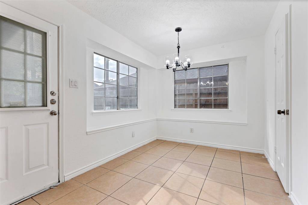 Enjoy your favorite breakfast in this  breakfast area  right off the kitchen with built-in benches,