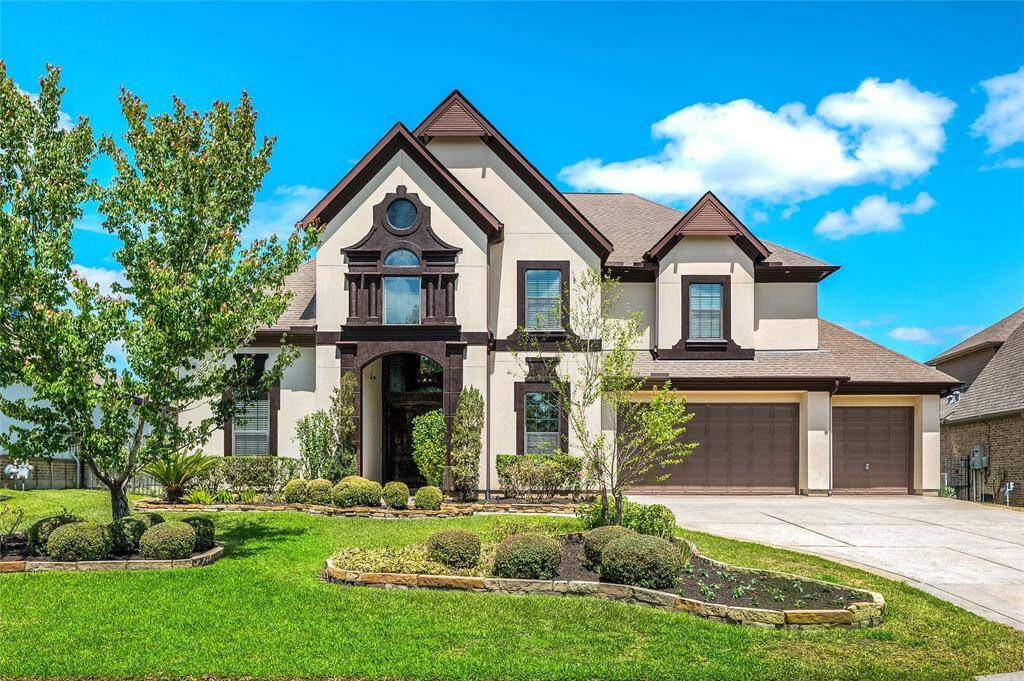 Welcome to 14 Freestone Stream Pl in Creekside Park.