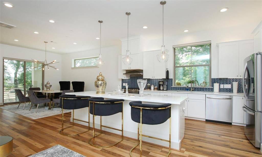 Imagine the dinner parties you will havein this luxurious and modern space.