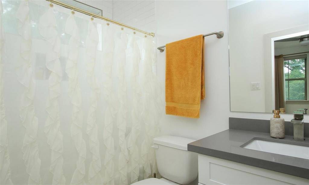 Secondary bedroom full bathroom withcloset.